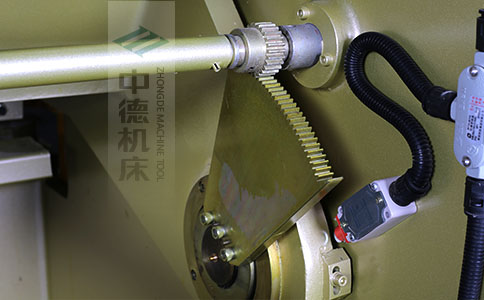 ZDS-450采用高精度刀片間隙調(diào)節(jié)齒輪，經(jīng)過淬火高硬度又耐磨，表面鍍鋅不生銹，長年累月使用依然有很高的調(diào)節(jié)精度.jpg