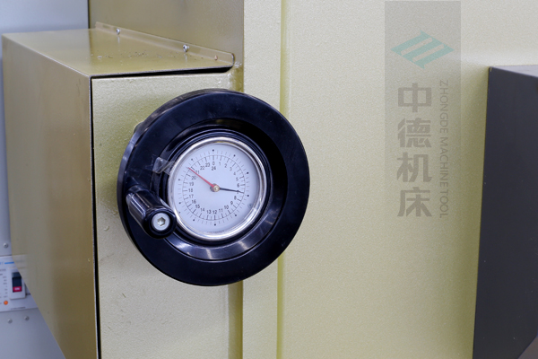 ZDG-832刀片間隙調節(jié)裝置，設置在機架前面，并有刻度顯示，調節(jié)方便.jpg