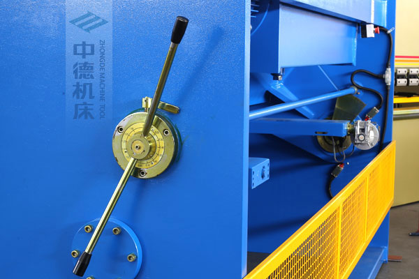 ZDSK-1632剪板機刀片間隙手動調(diào)節(jié)器，刻度清淅，調(diào)節(jié)省力又簡便.jpg