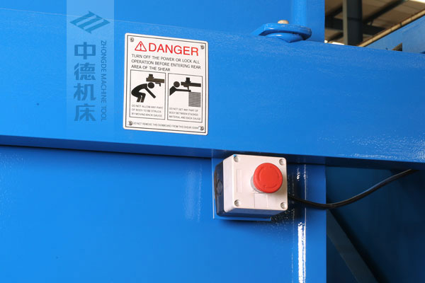 ZDSK-1632剪板機后部緊急停止按鈕，最大程度保障工人安全.jpg