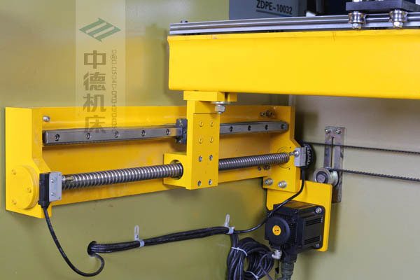 ZDPK-10032X軸配有滾珠絲桿及直線導(dǎo)軌，大功率伺服電機(jī)，鋼絲同步帶，能顯著提升X軸定位精度及速度