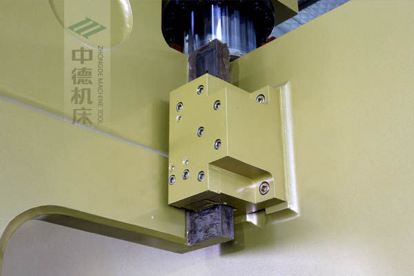 ZDP-20050加厚型滑塊導(dǎo)軌，強(qiáng)有力的保持滑塊間隙，有效減少工作時(shí)的抖動.jpg