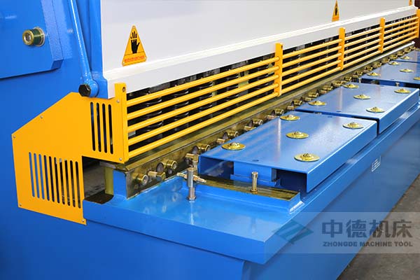ZDS-2032剪板機進料口，安全防護，進料無阻，又能直接觀看到燈光對線的剪切位置.jpg