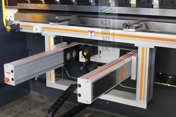 ZDPE8025-4+1軸全封套加強(qiáng)型鋁合金后檔料系統(tǒng)，內(nèi)有成套滾珠絲桿和直線導(dǎo)軌，精度高速度快噪音低.jpg
