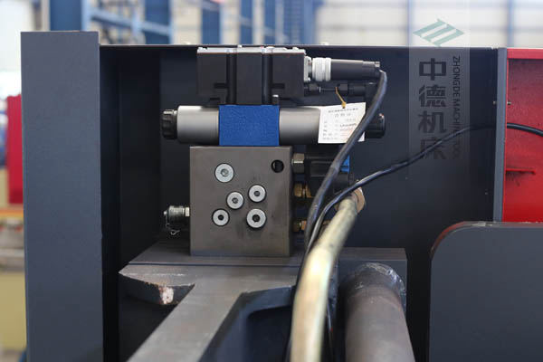 ZDPE8025采用進(jìn)口液壓系統(tǒng)，穩(wěn)定無故障，耐高溫高壓，持久工作精度高.jpg