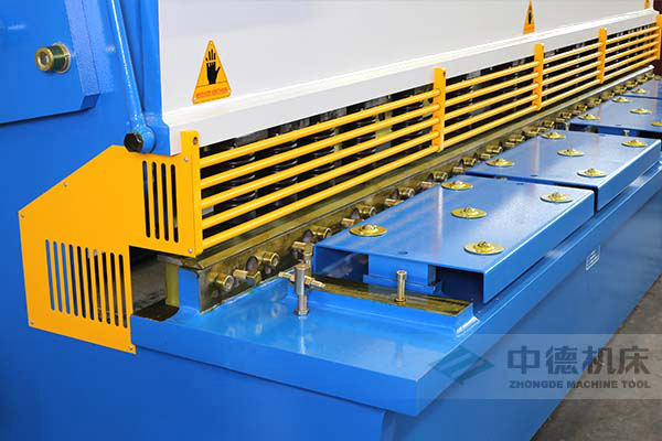 ZDS-432剪板機進料口，安全防護，進料無阻，又能直接觀看到燈光對線的剪切位置.jpg