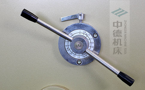ZDS-1032剪板機(jī)刀片間隙手動(dòng)調(diào)節(jié)器，刻度清淅，調(diào)節(jié)省力又簡(jiǎn)便.jpg