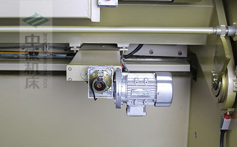 ZDS-1032剪板機(jī)后檔料結(jié)構(gòu)，平行度高，并采用國(guó)內(nèi)一流品牌軸承，耐磨抗壓壽命長(zhǎng).jpg