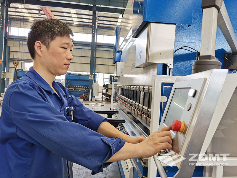 安徽中德機床股份有限公司生產(chǎn)車間-數(shù)控折彎機調試中 安徽中德機床股份有限公司生產(chǎn)車間-數(shù)控折彎機調試中
